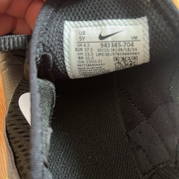 Kids size 5Y Nike 270s - Picture 2 of 4